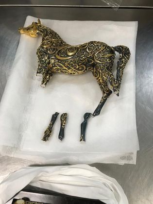 No retorno ao Brasil, as joias
foram identificadas dentro da bagagem de um assessor de Albuquerque. Ao checar o conteúdo de uma mochila, os fiscais se depararam com a escultura de um cavalo de aproximadamente 30 centímetros, com as patas quebradas.