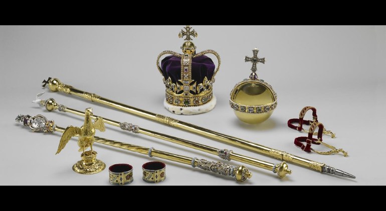 S&iacute;mbolos de poder e espiritualidade,&nbsp;as joias&nbsp;da&nbsp;Coroa brit&acirc;nica, cuidadosamente guardadas na Torre de Londres, deixar&atilde;o o famoso monumento&nbsp;para&nbsp;serem usadas durante&nbsp;a&nbsp;coroa&ccedil;&atilde;o&nbsp;do rei Charles&nbsp;3&ordm;