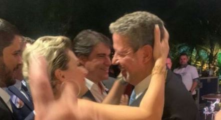 Joice cumprimenta Lira na festa da vitória do deputado
