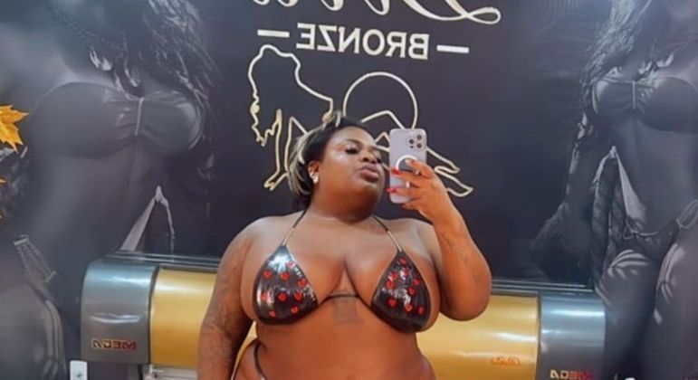 Autoestima elevadaVaidosa, a cantora exibiu um clique usando apenas um biquíni de fita, pronta para fazer um bronzeamento artificial. Embora esteja querendo emagrecer, a funkeira nunca deixou de exibir o corpão. 