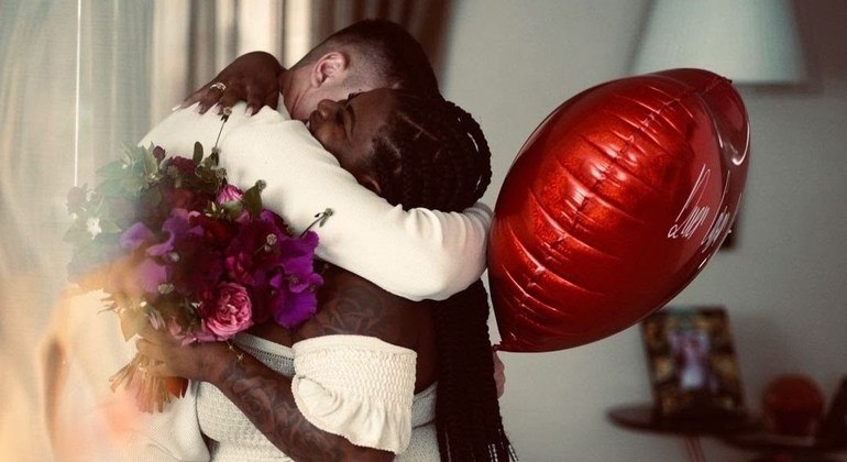 Pedido de casamento pegou os fãs da cantora de surpresa e agitou as redes sociais 
