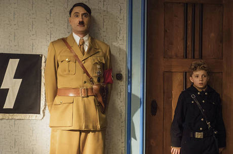 Waititi e Davis no quarto do jovem Jojo