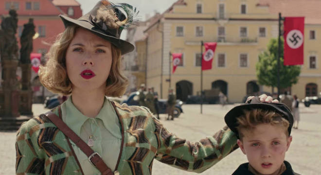 Scarlett Johanson brilha no papel da mãe que tenta resgatar o filho dos ideal nazista