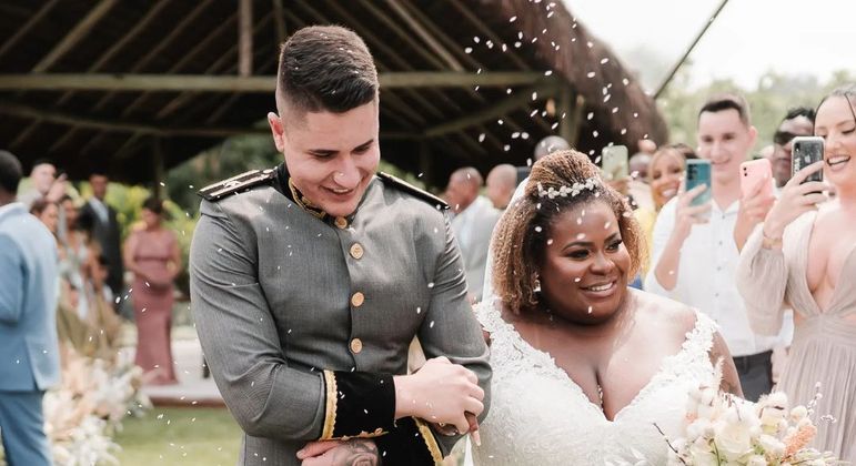 Cantora e oficial do Exército estão casados há dois meses 