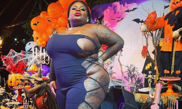 A festa à fantasia durou até a manhã de sexta-feira (4). Durante o evento, Jojo usou um look bastante sexy, feito especialmente para ela. A cantora posou fazendo carão para fotos compartilhadas nas redes sociais, em que aparece com um macacão preto de um ombro só, totalmente recortado nas laterais 