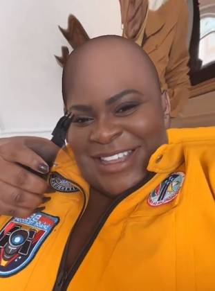 Para provar que fica linda de todas as formas, até careca, em setembro Jojo publicou um vídeo em que aparece gargalhando com uma máquina para raspar o cabelo nas mãos. Ela usou um filtro do Instagram para brincar com a influenciadora Blogueirinha.   
Alguns dias antes do vídeo, a amiga de Jojo disse que estava seguindo Lucas Souza no Instagram, então a cantora 
respondeu: 'Não esquece que sou maluca, problemática e deixo careca.
 Pra pegar marido dos outros, tem que ter disposição'
