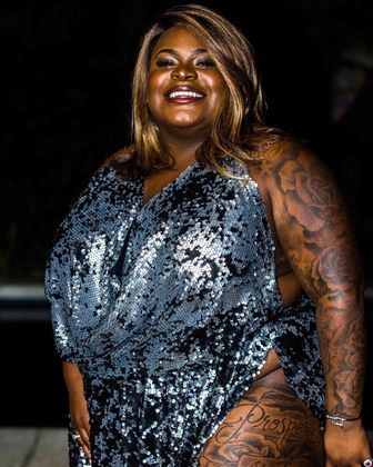 Aqui, Jojo uniu vários detalhes chamativos em uma peça só: o paetê, o decote e o fenda. Se você quer um vestido brilhoso para arrasar na balada, esse é uma ótima escolha
