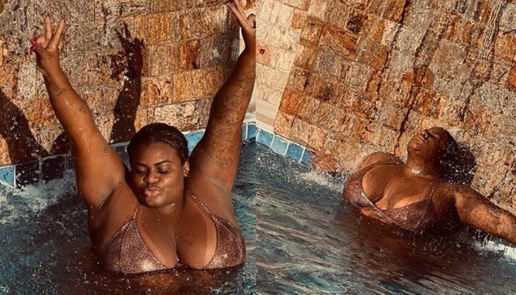 Em agosto, Jojo Todynho escolheu um um biquini nude com estampa de oncinha para curtir um dia de piscina na casa dela, no Rio de Janeiro. Ela usou as redes sociais para compartilhar cliques em que aparece pleníssima durante o momento de lazer. O biquíni da artista é composto de top com alças versáteis — que ela optou por trançar nas costas — e calcinha asa-delta