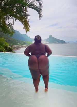 Jojo Todynho de biquíni fio-dental no Rio de Janeiro
