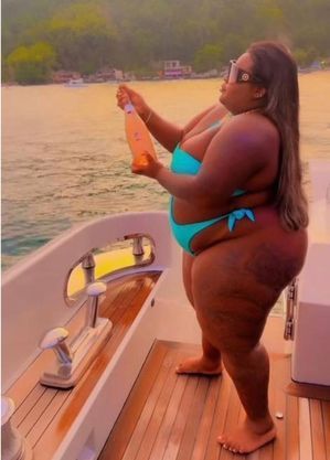 Jojo curte feriado com amigas em iate