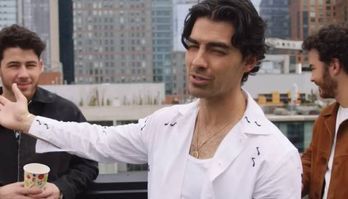 Jonas Brothers causam alvoroço ao compartilhar vídeo com brasileiros (Jonas Brothers causam alvoroço ao compartilhar vídeo ao lado de brasileiros; fãs aguardam trio anunciar shows no país)