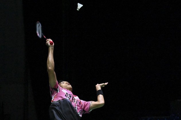 Jonatan Christie, da Indonésia, faz um retorno contra Toma Junior Popov, da França, durante a partida de simples masculina no primeiro dia do Campeonato Mundial de Badminton, em Tóquio, em 22 de agosto