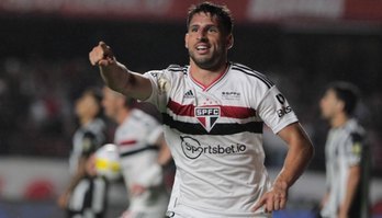 Calleri tem entorse no tornozelo e se torna mais uma baixa no time (Foto: Rubens Chiri / SPFC.Net)