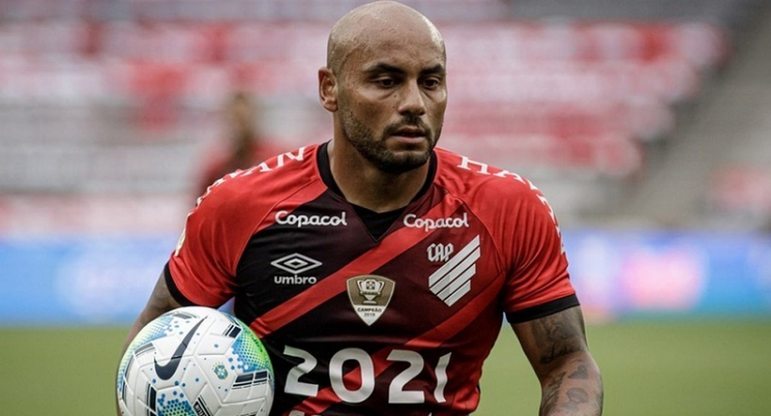 Jonathan (lateral-direito - 36 anos): campeão pelo Santos e Athletico Paranaense, Jonathan também teve passagem por Cruzeiro, Fluminense e Inter de Milão. Está no mercado desde março do ano passado.