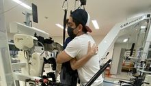 Jonathan Nemer abraça mãe pela 1ª vez após cinco meses de internação