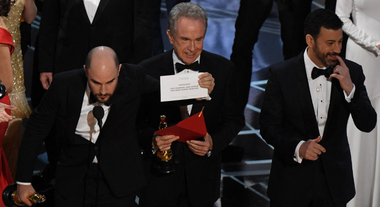 Jordan Horowitz (esq), produtor de 'La La Land', corrige o erro cometido pelo ator Warren Warren Beatty e anuncia 'Moonlight' como o Melhor Filme no Oscar de 2017