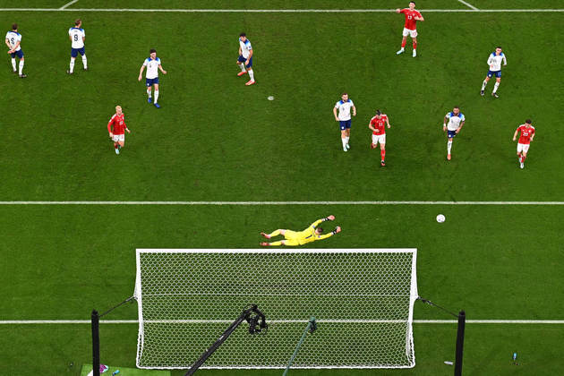 Jordan Pickford mergulha para salvar o gol durante a partida contra o País de Gales