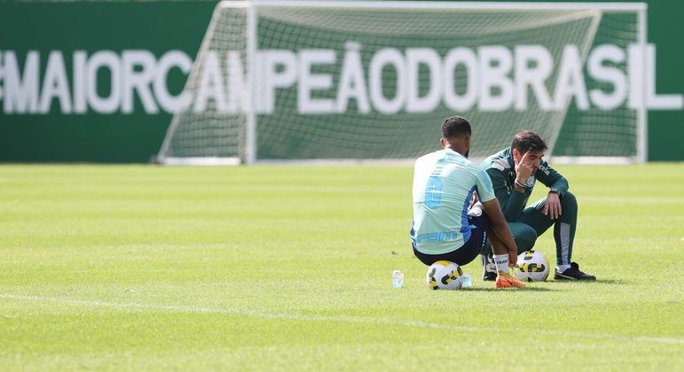 Abel Ferreira e Jorge conversam na Academia de Futebol do Palmeiras