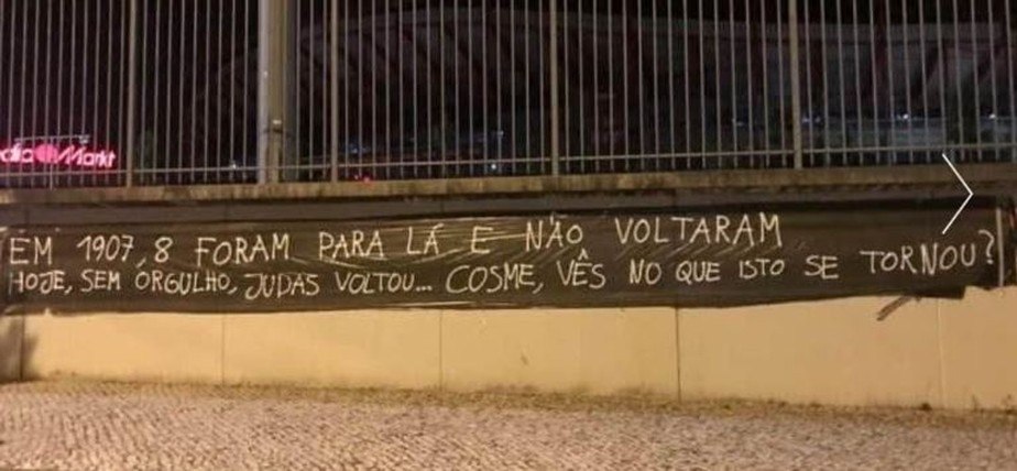 Em frente ao estádio do Benfica. Faixa recepciona o 'Judas'