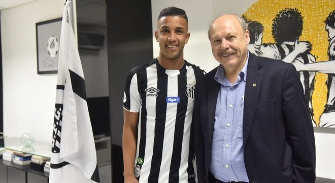 O lateral-esquerdo Jorge com José Carlos Peres, presidente do santos