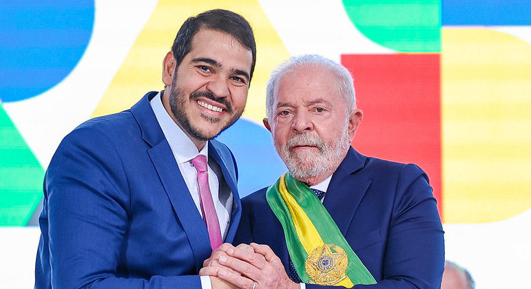 Lula dá posse ao novo ministro da Advocacia-Geral da União, Jorge Messias, no Planalto