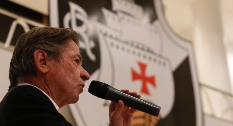 O presidente do Vasco, Jorge Salgado, inconformado com as 24 horas que o Flamengo ganhou