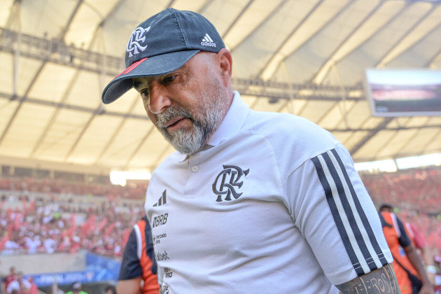 O que era inevitável foi oficializado no dia 28 de setembro, quatro dias após o Flamengo ter perdido a final da Copa do Brasil: Jorge Sampaoli foi demitido do Rubro-Negro. A passagem do argentino foi conturbada, marcada por derrotas em mata-matas e conflitos no elenco. 