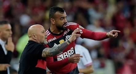 Sampaoli pode escalar três zagueiros contra o Bragantino
