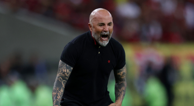 Jorge Sampaoli grita na beira do campo na partida entre Flamengo e Fortaleza pelo Brasileirão