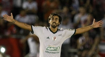 Jorge Valdivia em ação pelo Palmeiras contra o Botafogo-SP em 2014