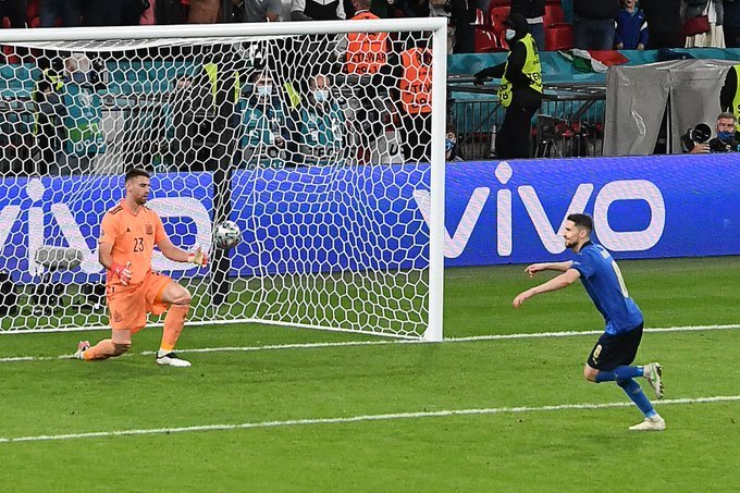 Jorginho cobrou com malícia e técnica o pênalti decisivo. Itália na semifinal da Champions