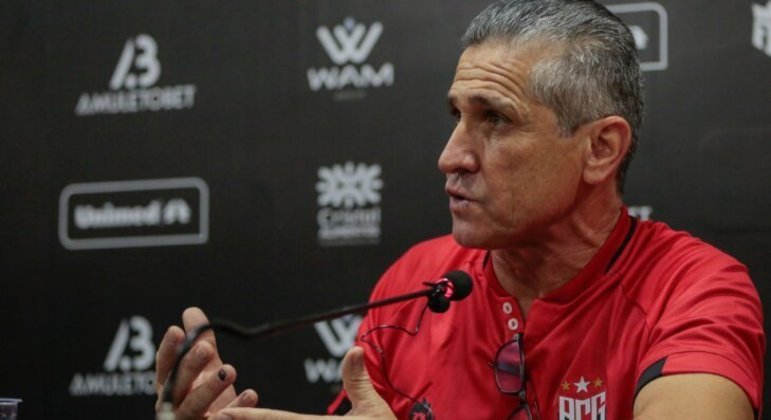 Jorginho segue na sua cruzada contra treinadores estrangeiros. Principalmente Abel Ferreira