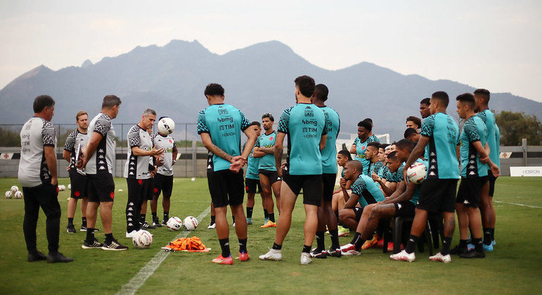 Jorginho comanda atividade do Vasco no CT Moacyr Barbos
