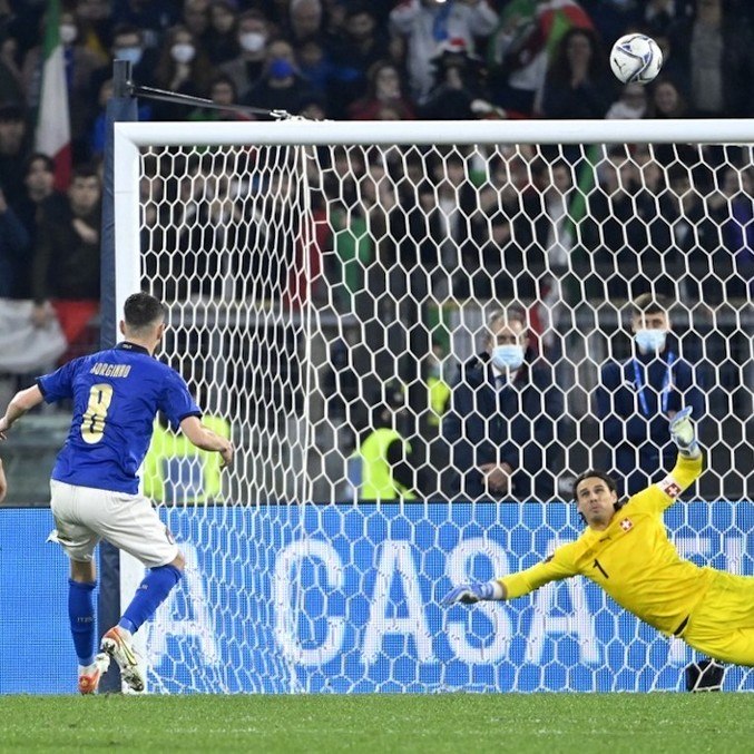 Jorginho chutou para fora o que poderia ser a classificação da Itália contra a  Suíça