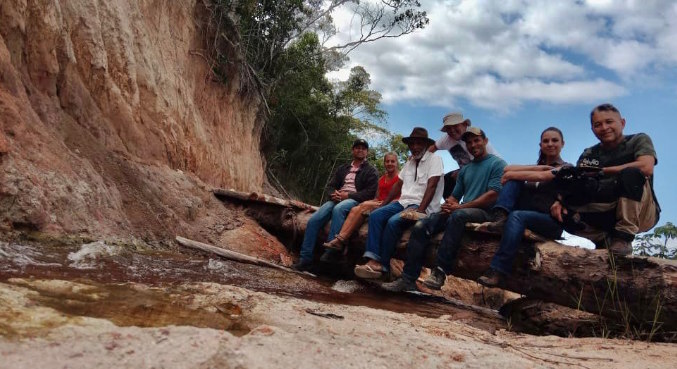 Ingrid Griebel e o cinegrafista Mário Falcon com moradores da região de Carapina: nunca tiveram rede elétrica em suas casas (Reprodução/Record TV)