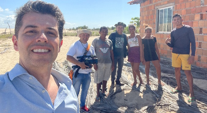 Rogério Guimarães e cinegrafista: nossas equipes percorreram regiões isoladas do Nordeste (Reprodução/Record TV)