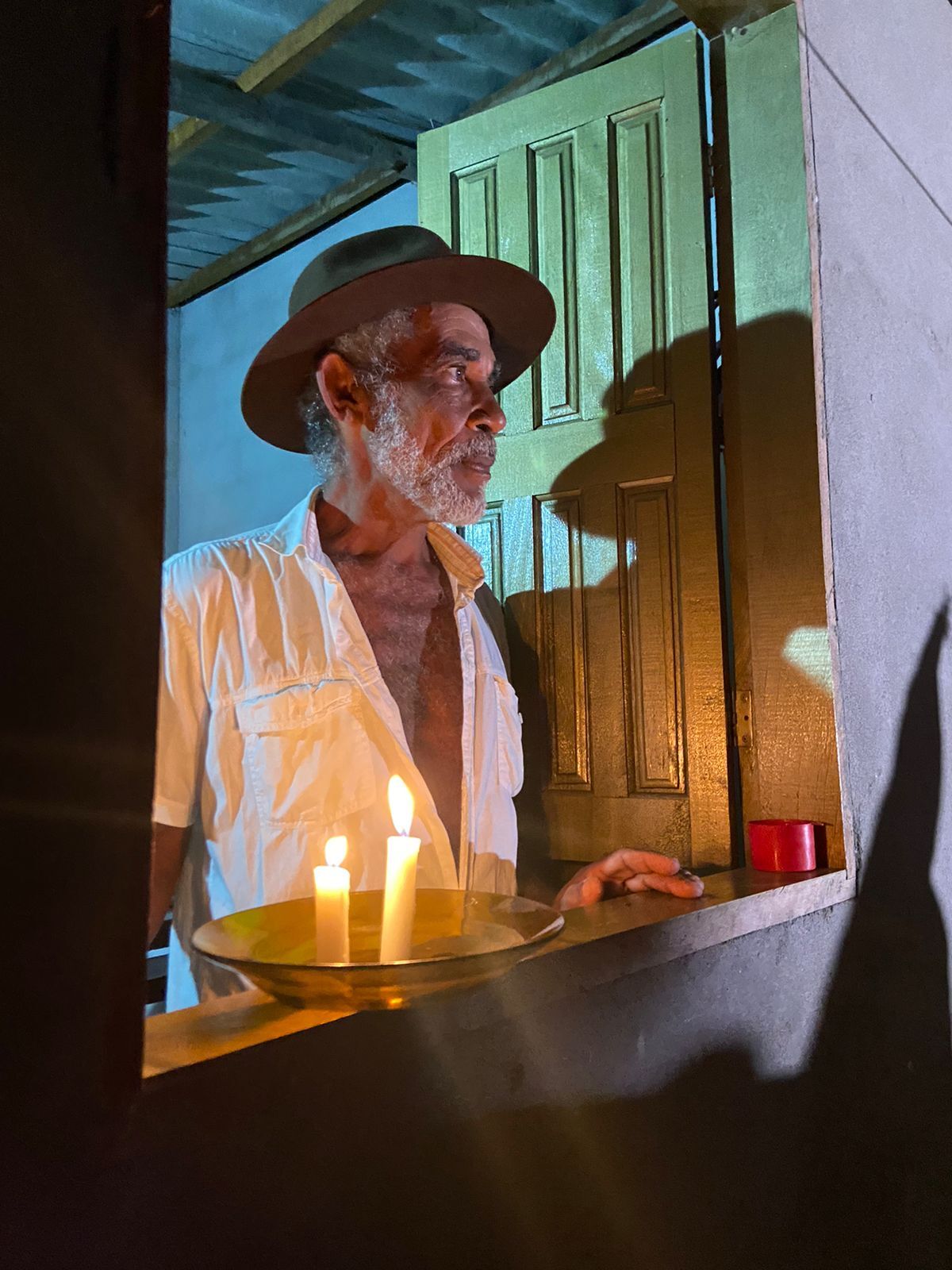 Seu Vilmar: em pleno século 21, ele usa velas na região de Pedro Canário no Espírito Santo
 (Reprodução/Record TV)