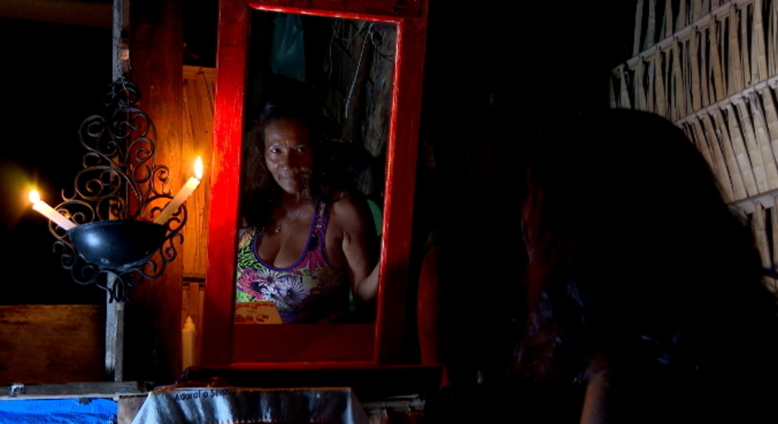 Dona Deusenir: só tem luz durante a noite (Reprodução/Record TV)