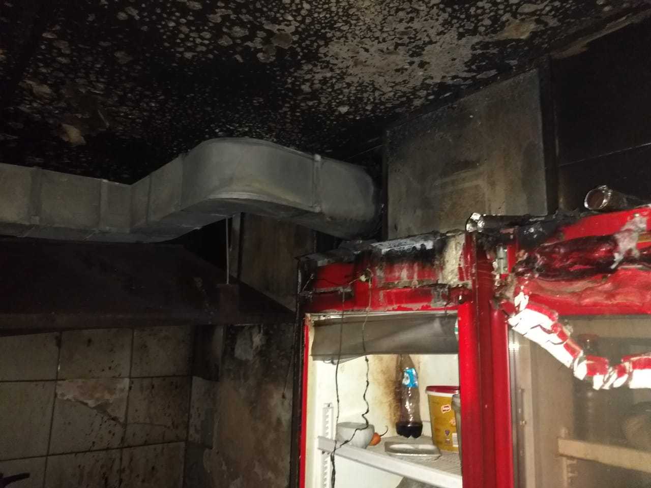 Resultado de imagem para Uma padaria ficou destruÃ­da apÃ³s pegar fogo no inÃ­cio da madrugada desta quarta-feira (27), na QI 06 do GuarÃ¡. Apesar do estrago, nÃ£o houve feridos e ninguÃ©m precisou ser levado ao hospital por causa de intoxicaÃ§Ã£o. O incidente ocorreu por volta da 0h30.Segundo informaÃ§Ãµes do Corpo de Bombeiros, as chamas comeÃ§aram no subsolo do estabelecimento, atingindo um tacho de frituras, um botijÃ£o de gÃ¡s e algumas estantes com materiais diversos.De acordo com os militares, o fogo nÃ£o chegou a comprometer a estrutura do prÃ©dio. As causas do incÃªndio serÃ£o reveladas apÃ³s a perÃ­cia do CBMDF, cujo laudo deve ficar pronto em cerca de 30 dias. Confira as imagens: