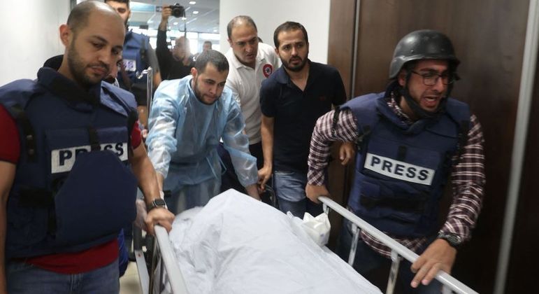 Equipe de TV ajuda a carregar o corpo da jornalista Shireen Abu Aqleh