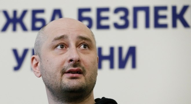 Jornalista russo apareceu vivo em coletiva de imprensa sobre sua morte