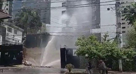 Moradores registraram a água jorrando no local