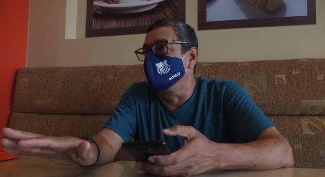 José Balarezo, amigo de Augusto, lembra que o jornalista nunca confessou o seu clube, mesmo numa cidade que ama o futebol e onde "não há adeptos exigentes, há adeptos fanáticos" 