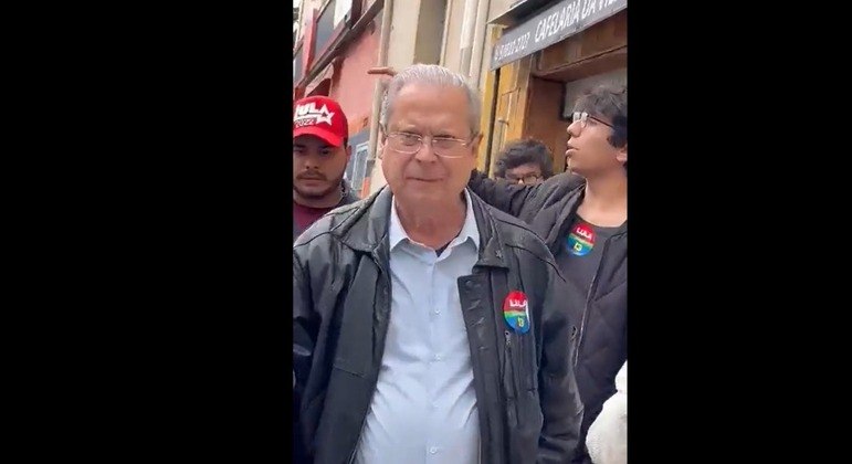 José Dirceu, ex-ministro da Casa Civil, é hostilizado 
