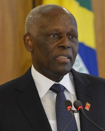 3. José Eduardo dos SantosO ex-presidente angolano José Eduardo dos Santos morreu em 8 de julho, aos 79 anos, após uma parada cardíaca. O político governou a ex-colônia portuguesa durante 38 anos e é considerado o responsável por gerir a paz após a independência.No entanto, Santos viu o próprio legado cada vez mais manchado por alegações de corrupção desenfreada e nepotismo, em especial depois que os combates terminaram no país em 2002