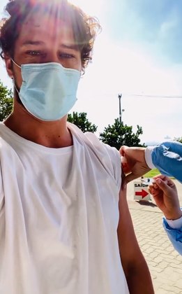 José Loreto foi vacinado contra a covid-19, no dia 14 de maio, no Rio de Janeiro. O ator de 36 anos, que é diabético, recebeu o imunizante, pois pertence ao grupo de pessoas com comorbidades