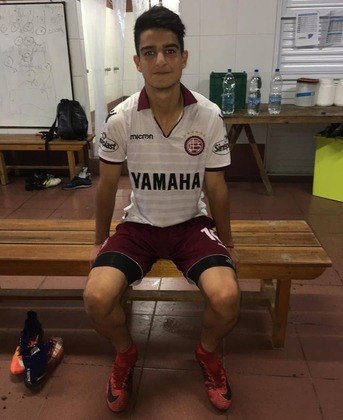 O atacante chegou ao Lanús em 2017, após uma passagem pela base do Independiente, e tem jogado no time principal desde 2020