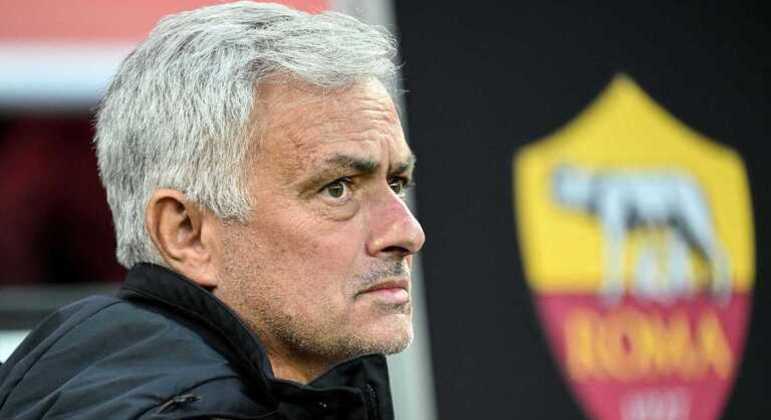 José Mourinho é apontado como favorito para assumir o PSG, pela imprensa francesa. Abel, não