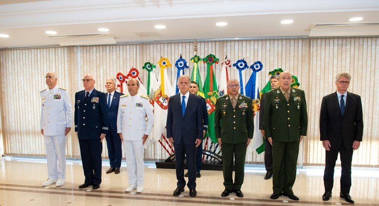 Cerimônia de posse do novo ministro da Defesa, José Múcio Monteiro (ao centro, de terno)