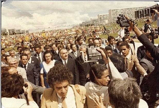 José Sarney, seu vice, assumiu o governo federal entre 21 de abril de 1985 e 15 de março de 1990, dando início à nova era de democracia no Brasil.